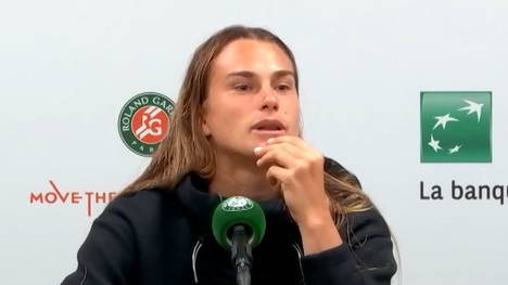 Aryna Sabalenka gewann ihren Auftakt gegen die Ukrainerin Marta Kostyuk nicht ohne Nebengeräusche. Die Belarusin musste sich sogar für ihre Anti-Kriegshaltung verteidigen.