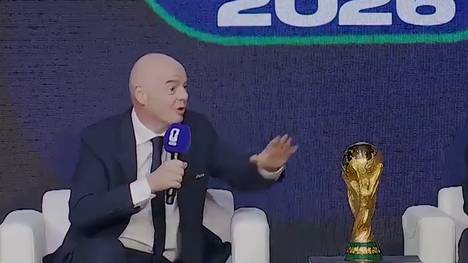 Weltmeistertrainer Lionel Scaloni wurde im Rahmen einer FIFA-Zeremonie fälschlicherweise nicht gestattet, den WM-Pokal ohne Handschuhe zu überreichen. Präsident Gianni Infantino entschuldigte sich nun für den Vorfall.