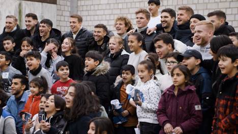 Der FC Schalke 04 nutzte die Weihnachtszeit und startete mit seiner Profi-Mannschaft einen Besuch in einer Kinder-Tagesklinik und einer Betreuungsstätte für Kinder und Jugendliche ab. 