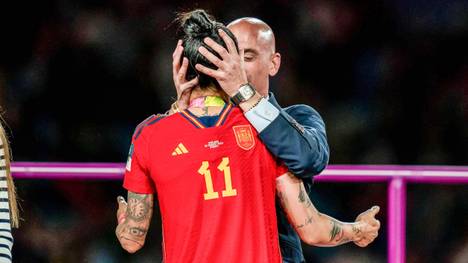 Der Chef des spanischen Fußballverbands steht weiter in der Kritik, weil er nach dem WM-Finale von einer Spielerin einen Kuss auf den Mund erzwungen hat. Die Vizeregierungschefin wird besonders deutlich.
