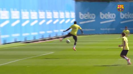 Im Training des FC Barcelona sorgt Samuel Umtiti für einen Hingucker: Der Franzose glänzt mit einem ganz speziellen Traumtor.