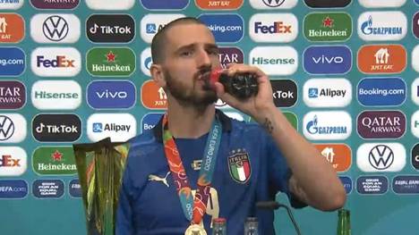 Nach dem EM-Finale gönnt sich Italiens Leonardo Bonucci erst Bier, dann eine Cola. Es ist das Schlussakkord der von Ronaldo gestarteten Getränke-Saga bei der Euro. 
