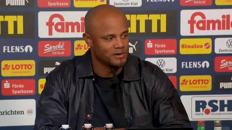 Vincent Kompany mahnt nach dem dritten Sieg im dritten Bundesliga-Spiel zur Ruhe. Als der Bayern-Trainer über das Ende der Saison spricht, bricht er seinen Gedankengang ab.