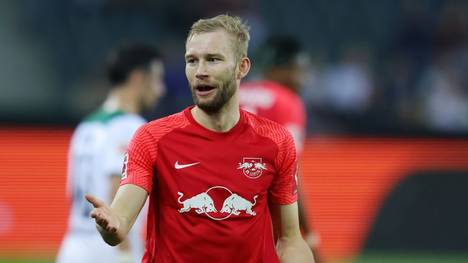 Oliver Mintzlaff gibt sich hinsichtlich eines Verbleibs von Konrad Laimer optimistisch. Die Wahrscheinlichkeit, dass der Mittelfeldspieler in der kommenden Saison bei RB Leipzig spielt, sei laut ihm sehr hoch.