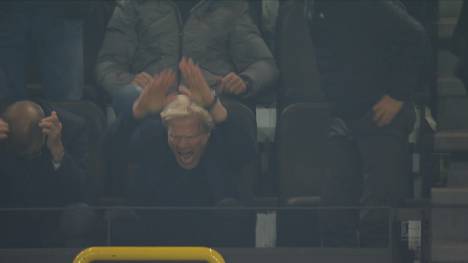Der Bayern-Boss Oliver Kahn sorgt nach dem Last-Minute-Ausgleich von Borussia Dortmund mit seinem Ausraster für die Szene des Spieltags. Vor Wut fällt der Titan vom Stuhl.