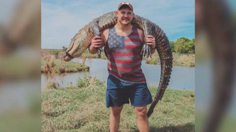 Lässig posiert der NFL-Star Wyatt Teller mit einem toten Alligator über seinen Schultern an den Sümpfen Floridas. Das bizarre Bild löst aber keinen Applaus aus, der NFL-Guard kassiert einen Shitstorm.