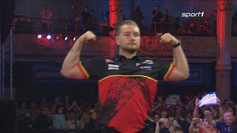 Dimitri Van den Bergh behält gegen Gerwyn Price die Nerven. Der Waliser versucht zu provozieren, doch der Belgier bleibt ruhig und steht im Halbfinale. 