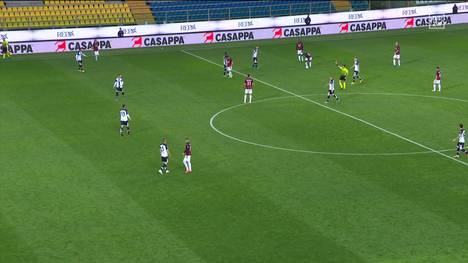Milan-Star Zlatan Ibrahimovic spielt gegen Parma als Vorbereiter stark auf, fliegt dann aber mit einer Roten Karte vom Platz.