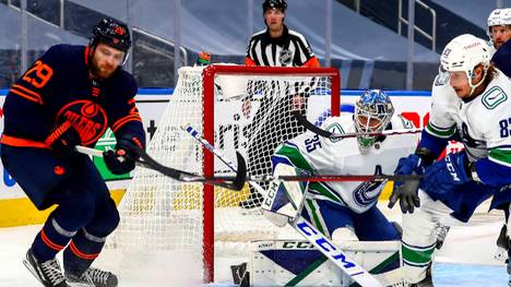 Leon Draisaitl feiert mit den Edmonton Oilers den ersten Sieg der neuen NHL-Saison. Gegen die Vancouver Canucks steuert der deutsche MVP vier Assists bei.