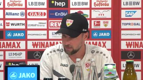 Sebastian Hoeneß zeigt sich auf einer Pressekonferenz des VfB Stuttgart bewegt vom Tod von Christoph Daum. Er erklärt, was man sich von der verstorbenen Trainer-Legende abschauen kann.