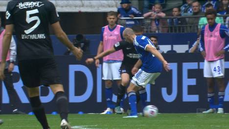 Die Situation bei Schalke 04 spitzt sich weiter zu! Im Duell der Bundesliga-Absteiger sorgt ausgerechnet ein ehemaliger Königsblauer bei der Hertha für das entscheidende Highlight.