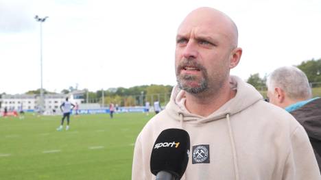 Schalke 04 hat mit Kees van Wonderen einen neuen Cheftrainer. SPORT1 sprach mit einigen Schalke-Fans am Trainingsgelände - für die Fans der Knappen ist der neue Trainer noch ein unbekannter Name.