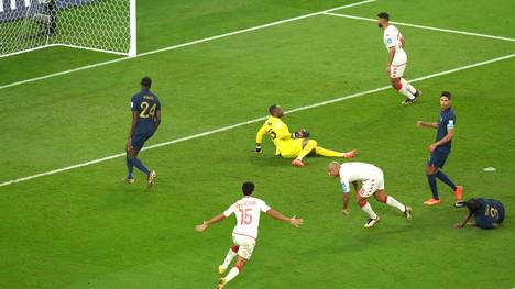 Tunesien gewinnt überraschend im Gruppenfinale gegen Frankreich mit 1:0. So kann Tunesien sich immerhin mit einem positiven Gefühl aus dem Turnier verabschieden. Frankreich zieht als Gruppensieger ins Achtelfinale ein.