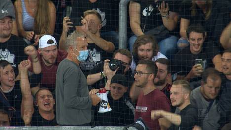 Der Freiburger Trainer will beim letzten Spiel im Dreisamstadion den Einpeitscher für die Fans geben. Das klappt nur irgendwie nicht so richtig.