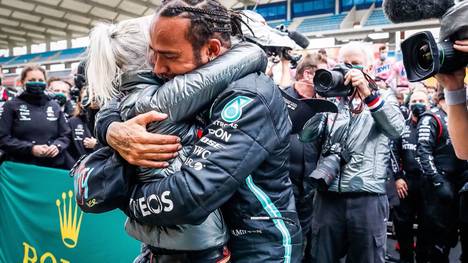 Rekordweltmeister Lewis Hamilton verliert die wichtigste Bezugsperson in seinem persönlichen Umfeld. Die Spekulationen um seine Zukunft werden damit nochmal größer.