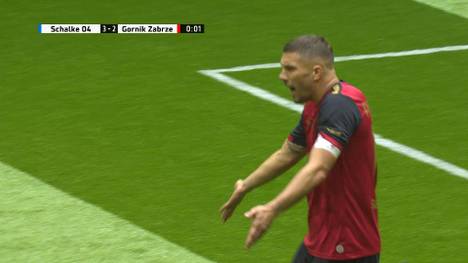 Beim Budenzauber in Gummersbach zaubert Schalke 04 gegen Gornik Zabrze auf - ganz zum Leidwesen von Lukas Podolski