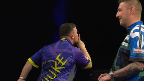 Luke Littler wird in der Premier League in Aberdeen ausgebuht und schlägt mit einer provozierenden Geste zurück. Die SPORT1 Darts-Crew springt dem 17-Jährigen zur Seite.