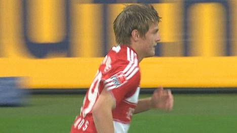 Am 26. September 2007 gibt Toni Kroos sein Bundesliga-Debüt mit 17 Jahren. Bayern-Trainer Hitzfeld kann sich direkt über zwei Torvorlagen des jungen Debütanten freuen. 