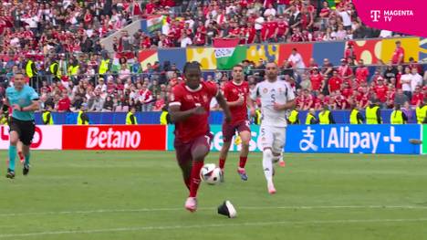 Breel Embolo macht als Joker kurz vor Schluss den Schweizer Auftaktsieg bei der UEFA EURO 2024 gegen Ungarn perfekt. Dabei purzelt ihm auf dem Weg zum Tor noch etwas aus der Hose.