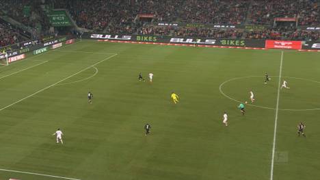 Der 1.FC Köln zerlegt Werder Bremen in seine Einzelteile. Beim 7:1-Kantersieg trifft Steffen Tigges von der Mittellinie und sorgt für ein absolutes Traumtor.