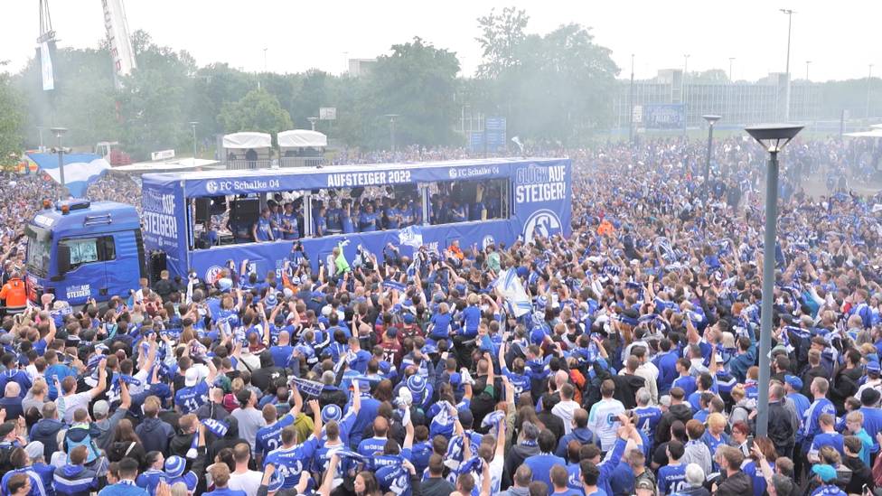 Eine Party in Blau und Weiß auf dem Rudi-Assauer-Platz: 22.000 Anhängerinnen und Anhänger des FC Schalke 04 haben die Mannschaft am Montag lautstark gefeiert.