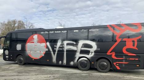 Der Mannschaftsbus des 1. FC Kaiserslautern wird vor dem Auswärtsspiel beim VfB Lübeck Ziel von Schmierereien. Auch die Nachtruhe der Pfälzer leidet.