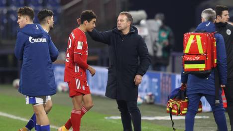 Bayern-Trainer Flick freut sich über Musialas Entscheidung, künftig für den DFB zu spielen und blickt einer Kader-Berufung gelassen entgegen.
