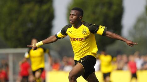 Youssoufa Moukoko soll Schritt für Schritt an die Profis bei Borussia Dortmund herangeführt werden. Ein Nachwuchstrainer schwärmt vom 15-jährigen Talent.