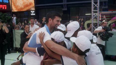 Tennis-Ass Novak Djokovic trat am Donnerstagabend als Markenbotschafter des österreichischen Microdrink-Herstellers waterdrop vor der Kulisse des New Yorker Times Square auf.