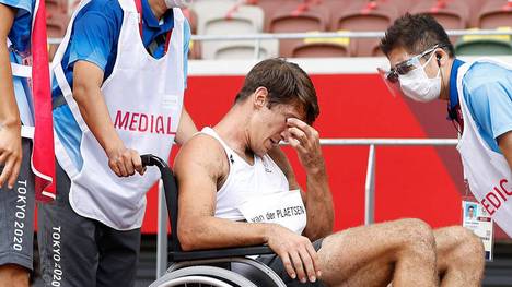 Der Europameister von 2016 knickte bei seinem ersten Versuch im Weitsprung um und zog sich dabei eine Knie- und Oberschenkel-Verletzung zu. Er musste im Rollstuhl aus dem Stadion gebracht werden.