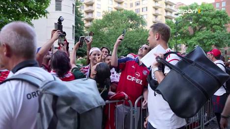 Der FC Bayern München ist im Zuge seiner USA-Reise in Washington DC angekommen. Die Fans empfingen die Mannschaft des deutschen Rekordmeisters mit voller Freude.