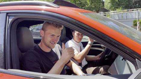 Das Warten hat sich für diesen jungen Fan vor der Säbener Straße gelohnt. Matthijs de Ligt belohnt den Jungen mit einem Selfie. 