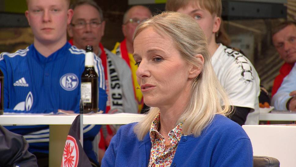Vor dem Spiel zwischen Neapel und Eintracht Frankfurt kam es zu brutalen Fanausschreitungen. Hintergrund waren die Fanausschlüsse, mit denen Neapel die Frankfurt-Fans aus dem Stadion halten will.  