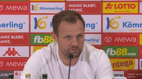 Bo Svensson war mit dem Elfmeterpfiff in der Nachspielzeit gar nicht zufrieden. Auf der Pressekonferenz nach dem Spiel äußert er seinen Unmut.