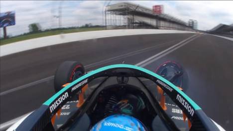 Schrecksekunde für Fernando Alonso! Im zweiten Training der Indy 500 Serie crasht der Spanier schwer in die Wand und zerstört seinen Wagen.