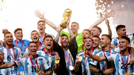 Lionel Messi hat es geschafft. In einem irren Finale gewinnt Argentinien die Weltmeisterschaft 2022! 