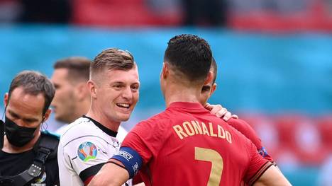 Toni Kroos hat nach dem Sieg gegen Portugal mit seinem ehemaligen Teamkollegen Ronaldo herumgescherzt. Jetzt hat der DFB-Star verraten, worum es ging.
