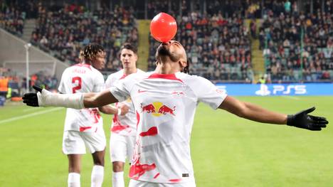 Christopher Nkunku jubelt mit einem Luftballon nach seinem Tor gegen Donezk in der Champions League. Was der Leipziger wohl damit erreichen wollte? Der SPORT1 Fantalk diskutiert. 