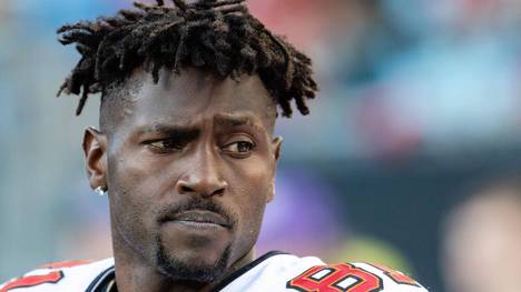 Mitten im Spiel gegen die New York Jets verlässt Antonio Brown am vergangenen Sonntag das Stadion. Nun erklärt der ehemalige Wide Receiver der Tampa Bay Buccaneers seinen Skandal-Abgang.