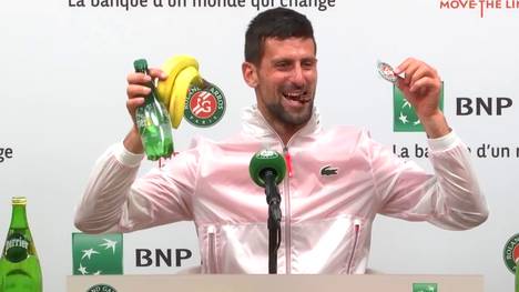 Bei der Pressekonferenz nach seinem Einzug ins Achtelfinale der French Open hatten serbische Journalisten eine besondere Überraschung für Novak Djokovic, der sich herzlichst amüsierte.