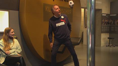 Das ist auch noch nie passiert in der Sendung. SPORT1-Experte Peter Neururer bekommt mitten im Fantalk einen Krampf.