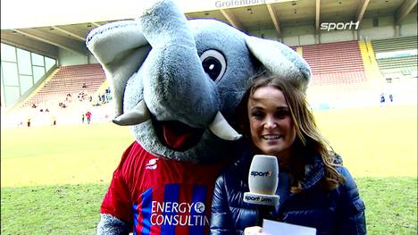 Traumpaar-Potenzial: SPORT1-Moderatorin Nele Schenker und das berühmte Uerdingen-Maskottchen Grotifant gehen bei einer Regionalliga-Übertragung auf Kuschelkurs.