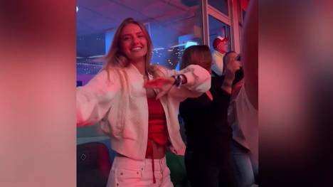 Athletin und Model Alica Schmidt feiert bei einem Konzert von Künstler 'The Weeknd' mit Bundesliga-Star Mats Hummels Mats Hummels. 