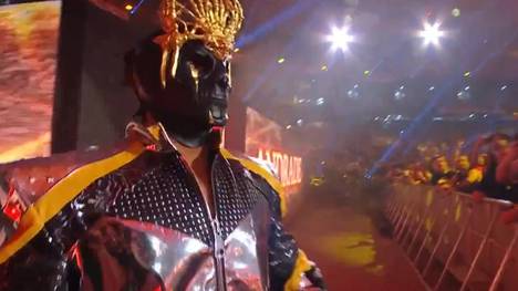 Hinter dieser Maske verbirgt sich ein alter Bekannter: Beim WWE Royal Rumble 2024 feiert Andrade sein Comeback beim Wrestling-Marktführer.