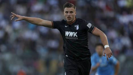 Ermedin Demirovic ist neuer Kapitän beim FC Augsburg. Er folgt auf Jeffrey Gouweleeuw, der keinen neuen Vertrag erhalten wird.