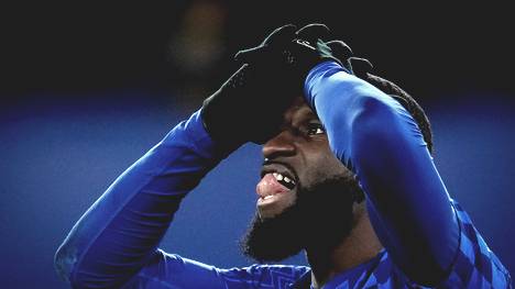 Er dürfte wohl das Schnäppchen des nächsten Sommers werden. Der Vertrag von Antonio Rüdiger läuft nach der Saison aus – der Chelsea-Star gehört also zu den begehrtesten Verteidigern Europas.