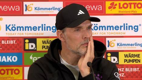 Der israelische Bayern-Keeper Daniel Peretz kämpft während der Schweigeminute vor dem Spiel bei Mainz 05 mit den Tränen. Thomas Tuchel erklärt, wie die Bayern mit Peretz' schwieriger Situation umgehen.