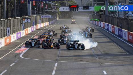 Ein Unfall von Max Verstappen kurz vor Rennende sorgt für Aufregung in Baku. Sebastian Vettel staubt einen Podestplatz ab. Lewis Hamilton patzt folgenschwer.