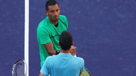 Der australische Tennisprofi gönnt sich während eines Live-Chats mit Andy Murray sechs Gläser Rotwein und zieht anschließend über Novak Djokovic her.