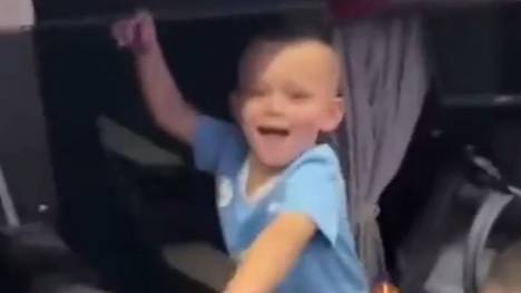 Der Sohn von Phil Foden stiehlt nach dem Gewinn der Champions League bei der Triple-Feier von Manchester City allen die Show.